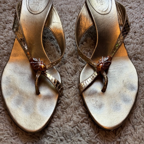 Lightly Used Size 10 Gucci Gold Thong 2 inch Heels - Picture 4 of 5
